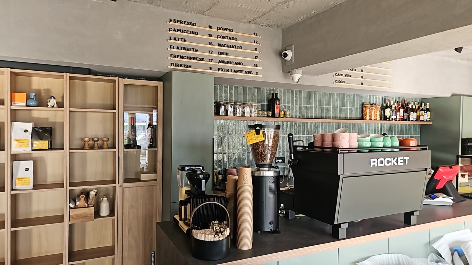 Barul de cafea noi², cu espressorul Rocket și tabla cu prețuri